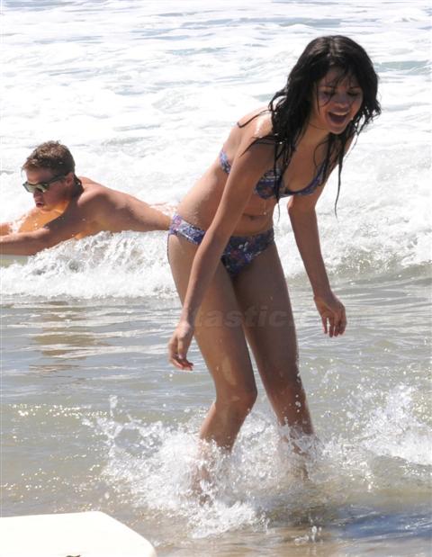 pictures of selena gomez in bikini. selena gomez bikini.