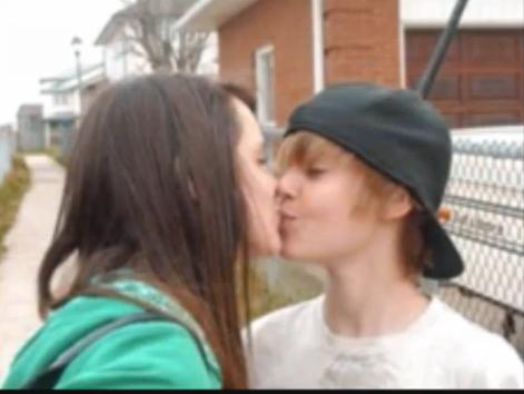 justin bieber girlfriend caitlin. justin bieber kissing.