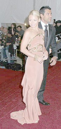 [kelly-ripa-poiret-6.jpg]