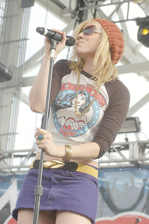 [natasha-bedingfield-b96-summer-bash-08-1.jpg]