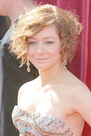 [alyson-hannigan-57th-annual-primetime-emmy-awards-5.jpg]