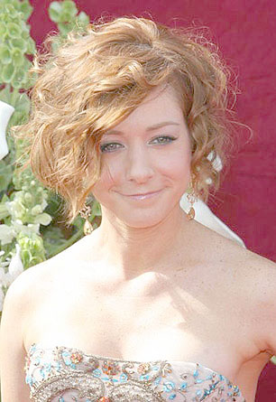 [alyson-hannigan-57th-annual-primetime-emmy-awards-2.jpg]