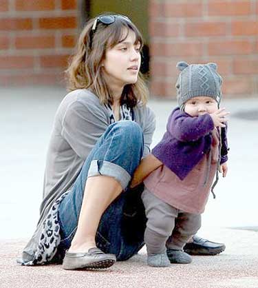 [Jessica+Alba+Daughter+Honor+Marie+8+Months+Old+Pictures+(3).jpg]