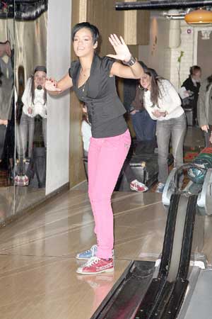 [Rihanna+Bowling+Alley+London+Pictures+(2).jpg]