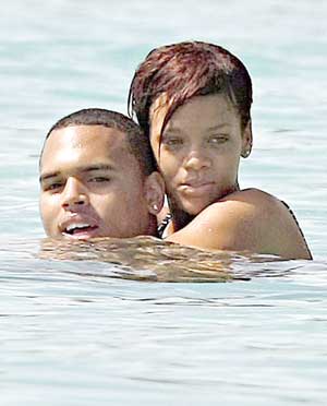 [Rihanna+Chris+Brown+Dating+Pics+(1).jpg]