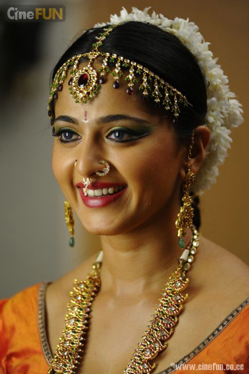 Anushka in Nagavalli Movie Stills sexy stills