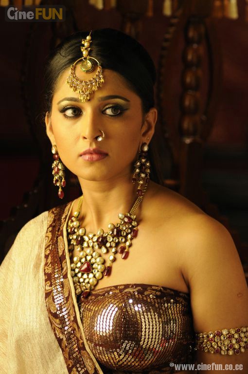 Anushka in Nagavalli Movie Stills Photoshoot images