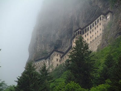 http://4.bp.blogspot.com/_pjiSsvgKIlo/ShLkDPMTH0I/AAAAAAAANNI/AP7oWZU3H0A/s400/sumela_monastery.jpg