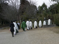 境内の御阿礼野に向う!