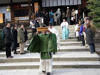 本殿に燃灯草を奉納する由緒あるまつり