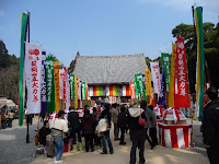 参拝者が早朝から夕方まで国宝・金堂には人並みが続き途絶えることはない