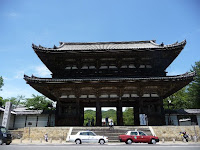 二王門は左右に阿吽の二王を安置している