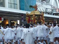 八坂神社の神職が解りやすく屋根が六角形と教えてくれた