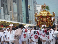 最後に控えた八柱御子神(子ども)の神輿