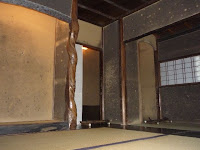 北側の三畳中板の小間、床柱と落掛、ほたる壁