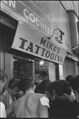Années 60... - Page 3 Mike+tattooing