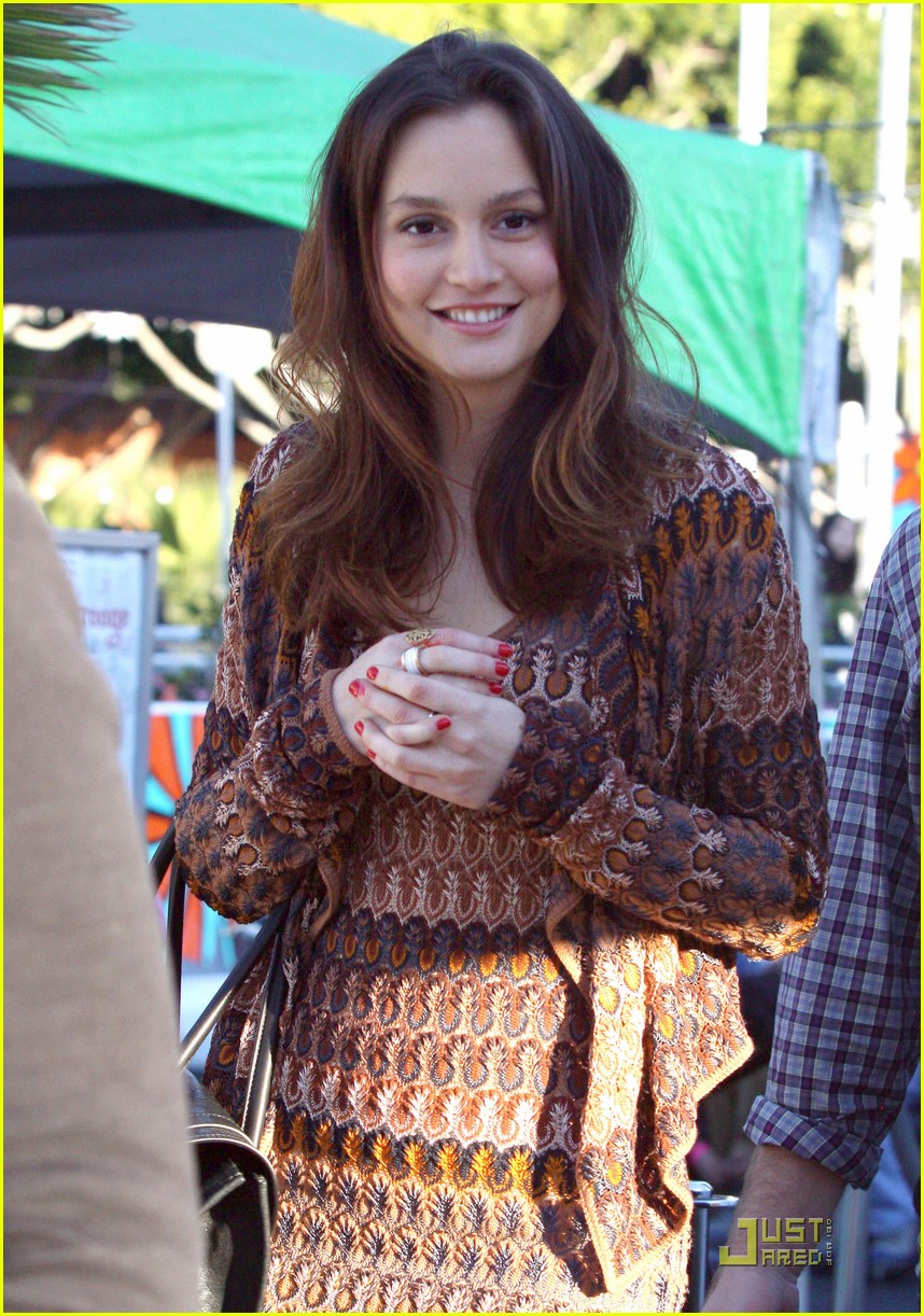 leighton-meester-ice-skating-for-hope-02.jpg