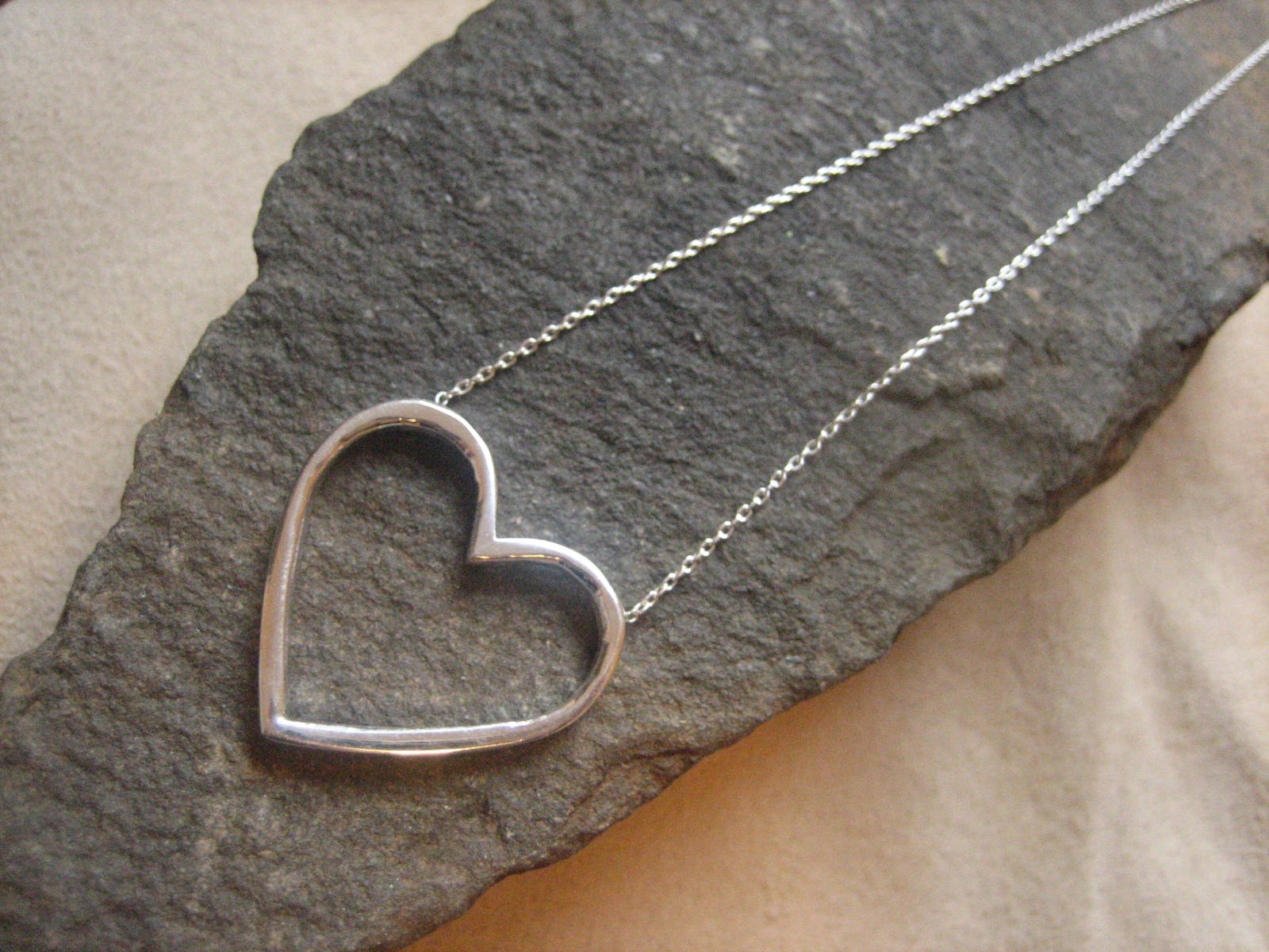 [neck+open+hrt+silv.JPG]