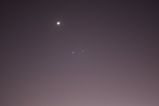 金星（左）、木星，和月亮的排列，顛倒看好像不怎麼開心的臉
