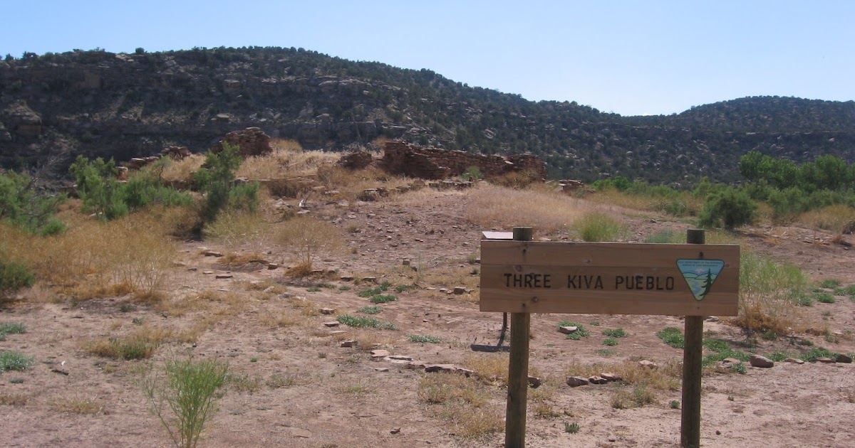 Four Corners HikesCedar Mesa in Utah Three Kiva Pueblo in Montezuma