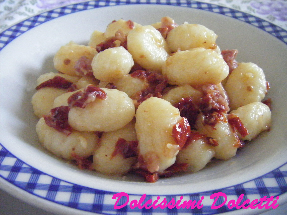 Gnocchi con pomodori secchi e pancetta da dolcissimi dolcetti su