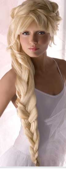 Celle,ci sans la couronne ira très bien, avec je la trouve un peu trop so pour être la coiffure dune invité (encore une fois ça dépend de qui vous êtes).