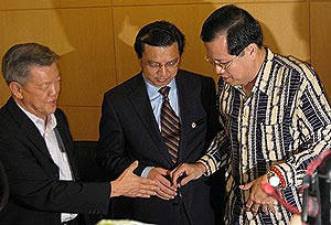 http://4.bp.blogspot.com/_q6R1coPQH8c/Suh0elern7I/AAAAAAAABvw/YMupVQwDon8/s320/mca+3boss.jpg