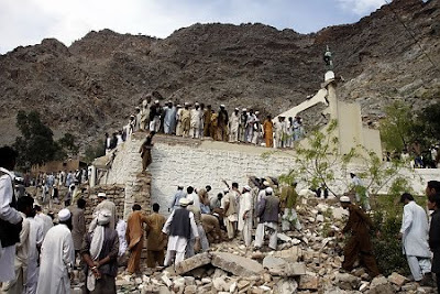 Bomb blast near mosque in Pakistan Bomb blast near mosque in Pakistan