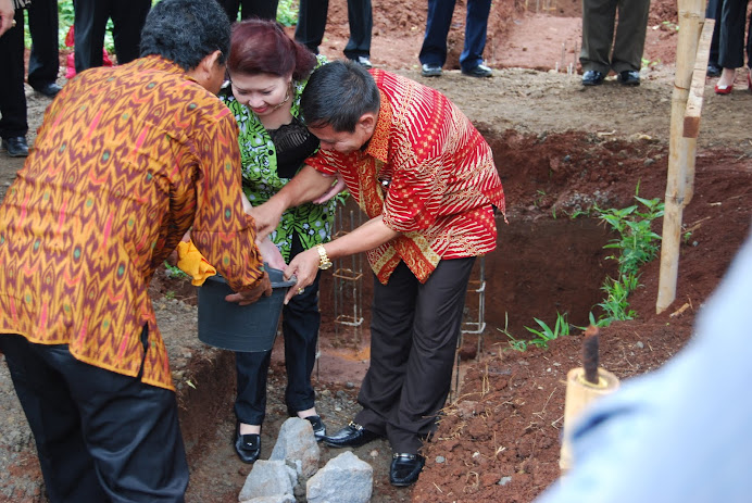 Peletakan Batu oleh Ibu Elisabeth Philips