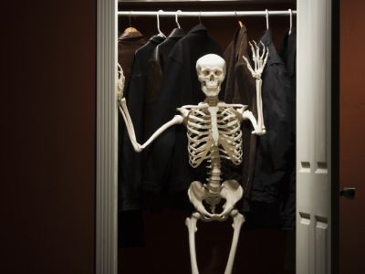 http://4.bp.blogspot.com/_qLAWo-ifmVI/SZUIP0Z1HiI/AAAAAAAABy8/e8cmM8A9UgM/S760/skeleton_in_closet_74214583.jpg