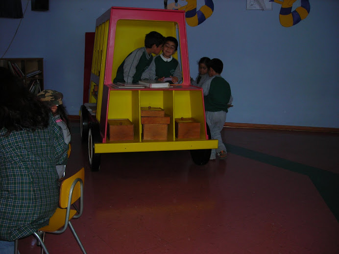 disfrutando de la biblioteca infantil