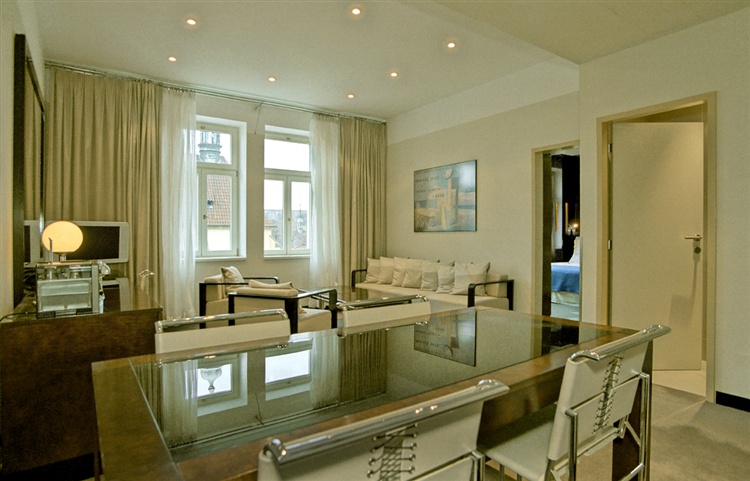 [Maximilian+hotel+main.jpg]