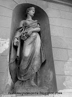 turismopiemonte.blogspot.com statua del teatro di Savigliano