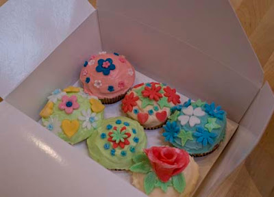 cake decorating hen party - Make Do Menders