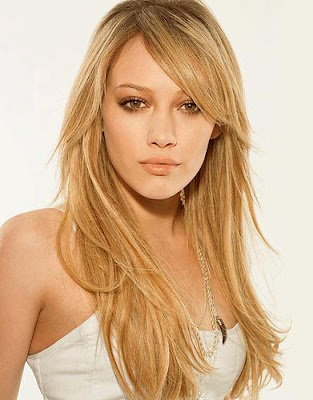 Pretty picture of singer and actress Hilary Duff with long blonde hairstyle