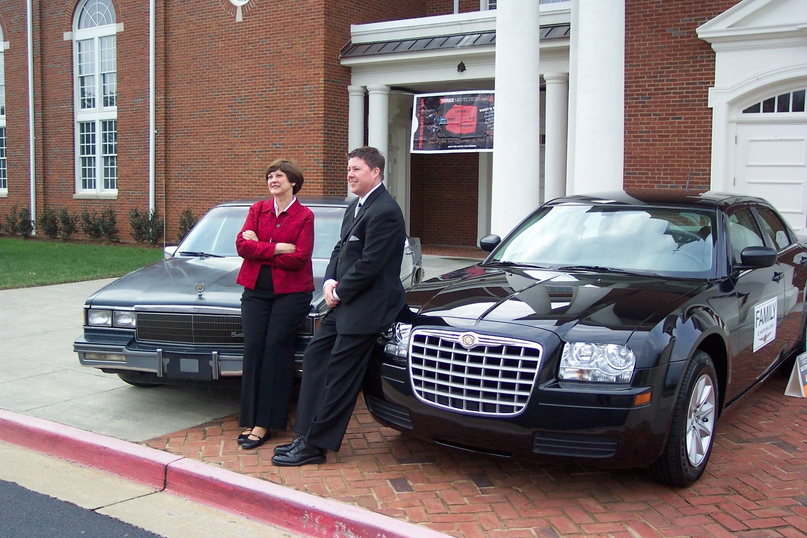 [Ronnie+and+Carol+with+cars.JPG]