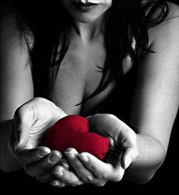 mulher com coração vermelho nas mãos