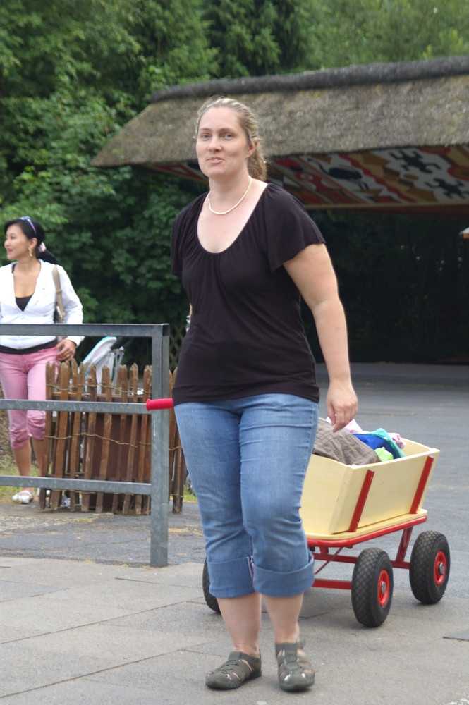 [bea+bollerwagen.JPG]