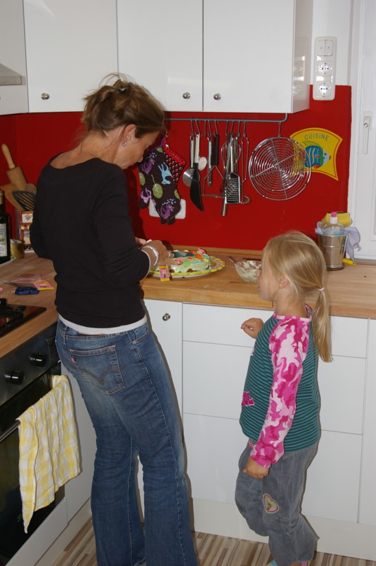[Kuchen+verzieren.JPG]
