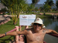 JUNTO A PLACA DESCRITIVA DO LAGO