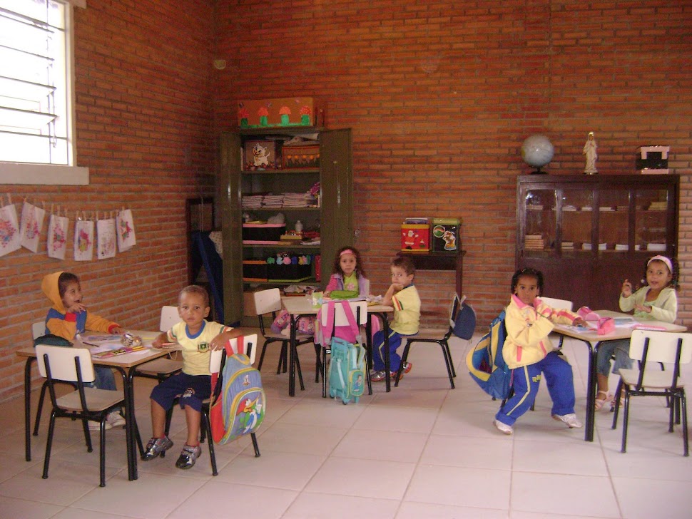 Alunos na nova sala da Escola Municipal Anézia Maria Pinheiro
