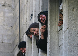 Mujeres palestinas llorando en funeral