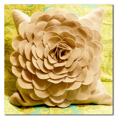 موسوعة مخايد Flower+Pillow+for+Giveaway