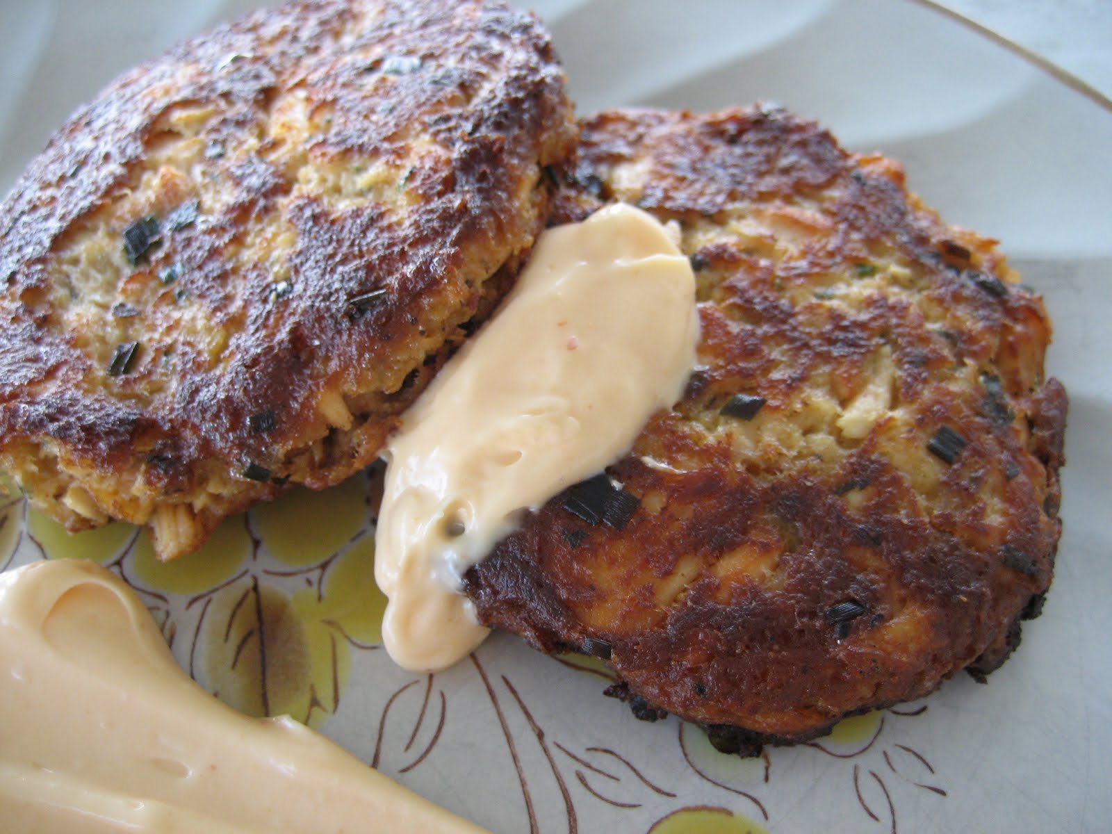 Mission Food Asian Salmon Cakes with Sriracha Aioli