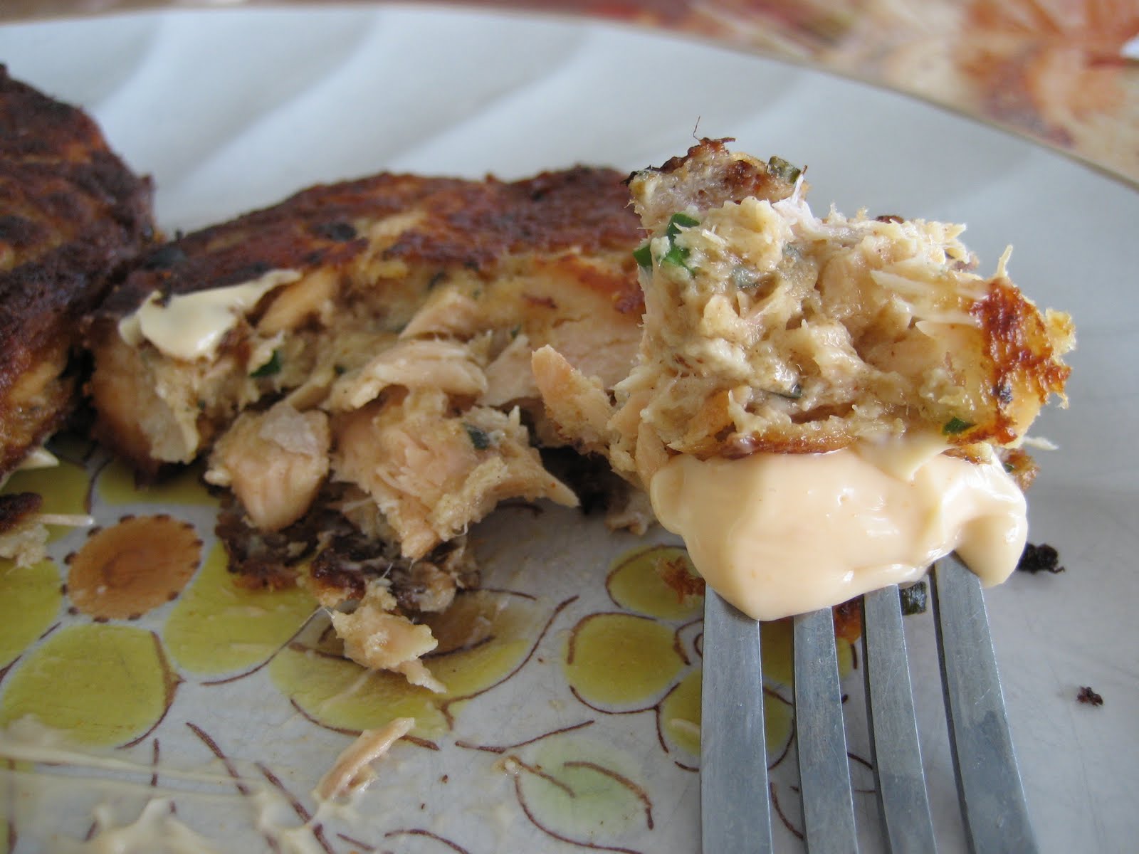 Mission Food Asian Salmon Cakes with Sriracha Aioli