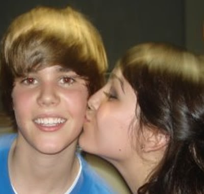 justin bieber kisses selena. Justin Bieber Kisses Selena
