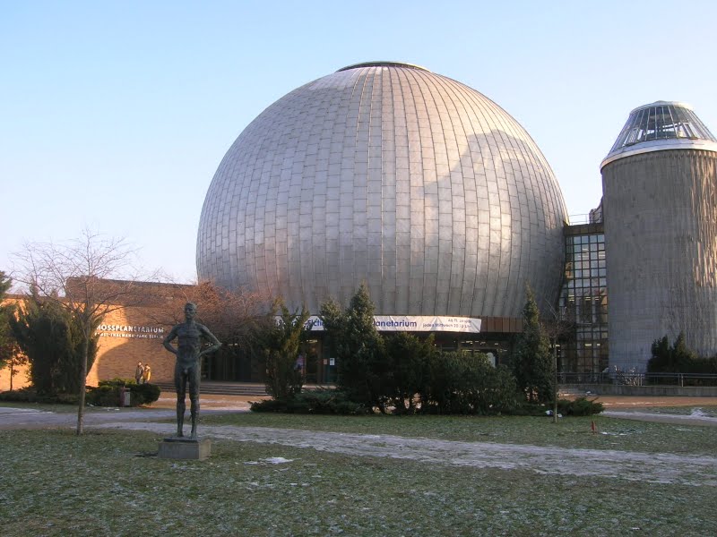 [42__Berlin_Zeiss_Planetarium.JPG]