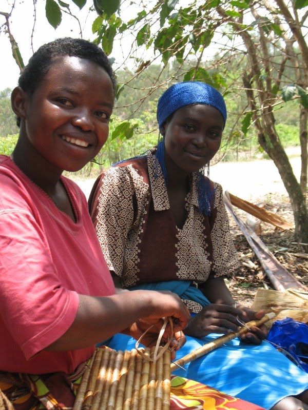 [Inshuti+weavers.JPG]