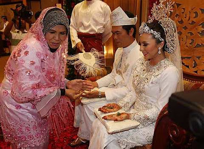 Gambar majlis perkahwinan Adlin Aman Ramlie dan Emelda Rosmila | PERKAHWINAN artis malaysia, news, scandal, gossip, Weddings, Families, Divorces of Celebrities
