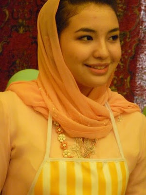 Model Indonesia Manohara Odelia Pinot dan Tengku Temenggong Kelantan ,Tengku Muhammad Fakhry Petra | model Manohara Odelia Pinot Artis Indonesia | Indonesia celebrity | gambar perkahwinan tengku fakhry petra dan Manohara Odelia Pinot